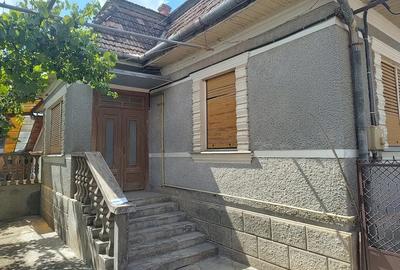 Casă cu 3 camere cu Teren 380 Mp în Central