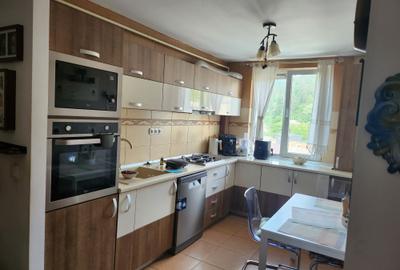 Apartament cu 3 camere semidecomandat în Central - 1