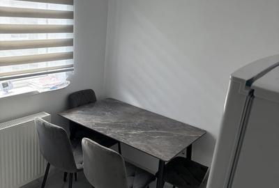 Garsonieră decomandată în Roșu