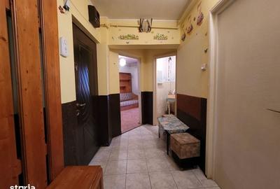 Apartament cu 3 camere semidecomandat în Micro 16