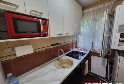 Apartament cu 3 camere semidecomandat în Mioriței