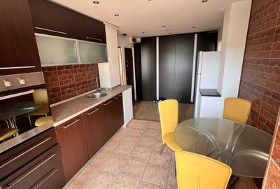 Apartament cu 3 camere semidecomandat în Apusului