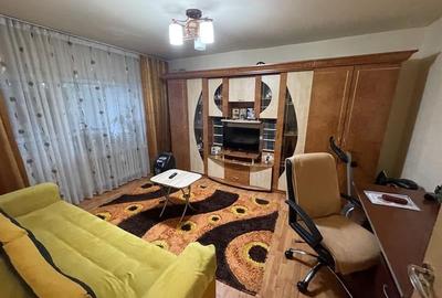 Apartament cu 3 camere decomandat, mobilat în Valea Rosie