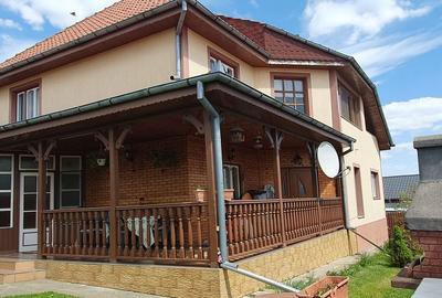 Casă cu 7 camere cu Teren 748 Mp în Borlești - 1