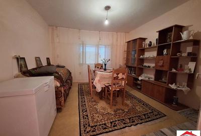 Casă cu 3 camere în Cuța