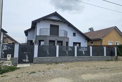 Casă cu 4 camere în Exterior Vest