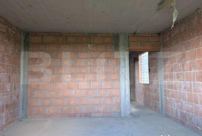 Casă cu 7 camere cu Teren 7500 Mp în Central