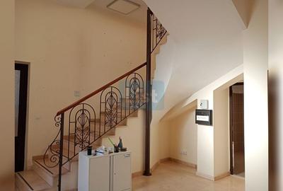 Casă cu 4 camere cu Canalizare în Central - 11