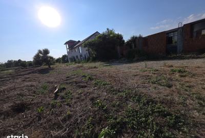 Teren de 3050 mp, în 1 Decembrie - 5