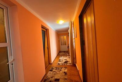 Casă cu 4 camere cu Canalizare în Central