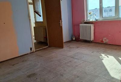 Apartament cu 3 camere semidecomandat în Central
