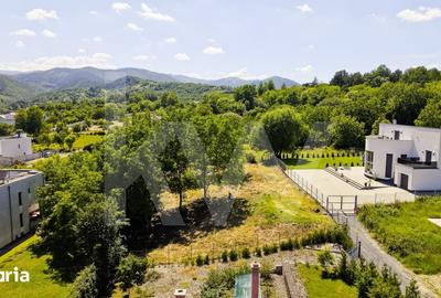 Teren de 1340 mp, în Central - 4
