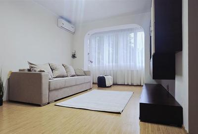 Apartament cu 3 camere semidecomandat, mobilat în Central