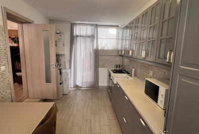 Apartament cu 3 camere semidecomandat, mobilat în Bucureștii Noi
