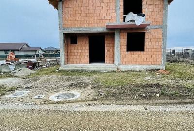 Casă cu 5 camere cu Canalizare în Exterior Est - 1