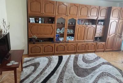 Apartament cu 3 camere decomandat în Carpați 2