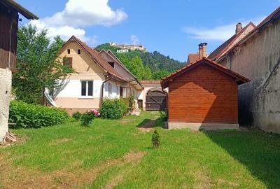 Casă cu 4 camere cu Teren 1037 Mp în Central
