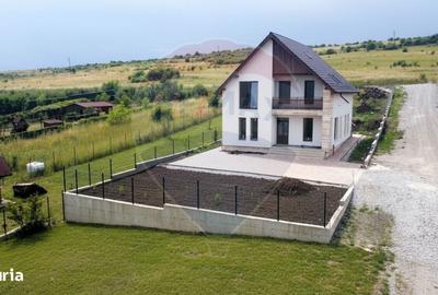 Casă cu 4 camere în Sălicea
