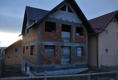 Casă cu 5 camere cu Teren 300 Mp în Burdujeni