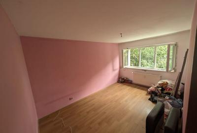Apartament cu 3 camere semidecomandat în Gorjului
