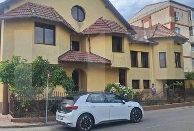 Casă cu 7 camere cu Teren 550 Mp în Central