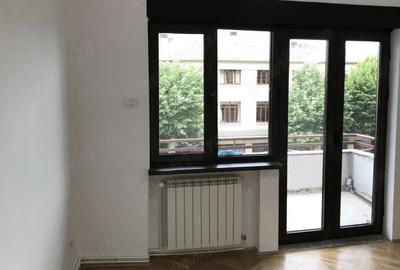 Apartament cu 5 camere semidecomandat în Amzei