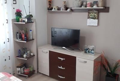 Apartament cu 3 camere semidecomandat în Micro III