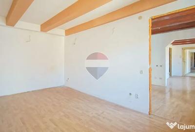 Apartament cu 3 camere nedecomandat în Centrul Istoric