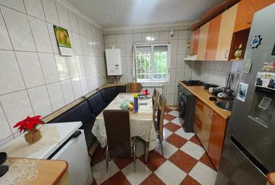 Casă cu 3 camere decomandat în Micro 14 - 8