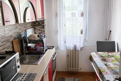 Apartament cu 2 camere semidecomandat în Craiovița Nouă