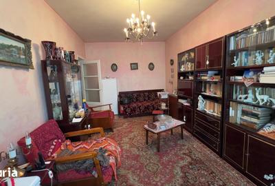 Apartament cu 3 camere decomandat în Petros