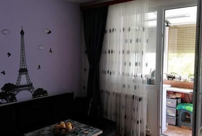 Apartament cu 3 camere semidecomandat în Abator