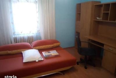 Apartament cu 3 camere semidecomandat în Rovine