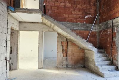 Casă cu 5 camere cu Teren 300 Mp în Vidra