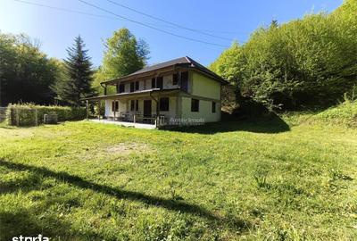 Casă cu 7 camere cu Teren 1035 Mp în Central