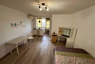 Garsonieră decomandată în Costin Georgian