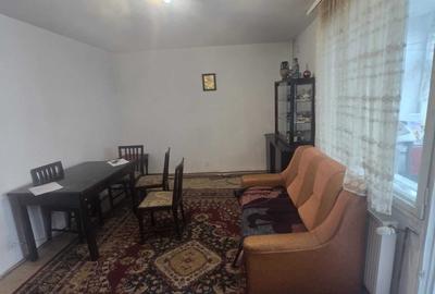 Apartament cu 3 camere decomandat în Păcii