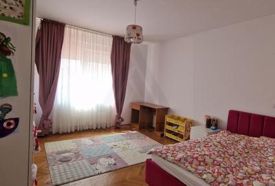 Casă cu 8 camere cu Teren 500 Mp în Șura Mică