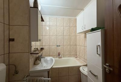 Apartament cu 3 camere semidecomandat în Careiului