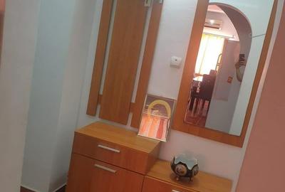 Apartament cu 3 camere decomandat, mobilat în Central