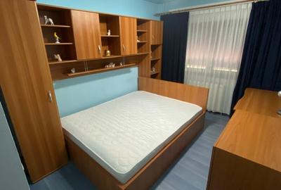 Apartament cu 3 camere semidecomandat în Soarelui