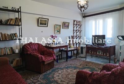 Apartament cu 3 camere decomandat, mobilat în Central