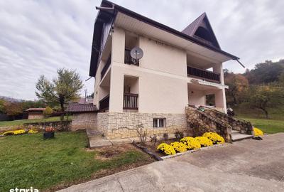 Casă cu 5 camere decomandat cu Teren 3500 Mp în Central