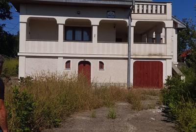 Casă cu 4 camere cu Teren 250 Mp în Central
