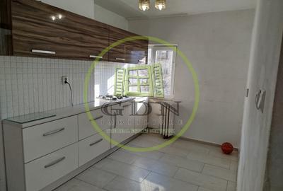 Apartament cu 3 camere semidecomandat în Valenta