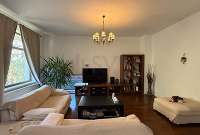 Casă individuală cu 7 camere cu Canalizare în Domenii