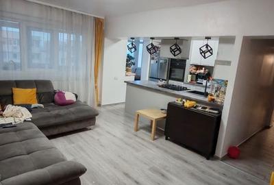 Apartament cu 3 camere decomandat în Republicii