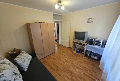 Apartament cu 3 camere decomandat în Micro IV