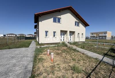 Duplex cu 4 camere cu Canalizare în Moșnița Nouă