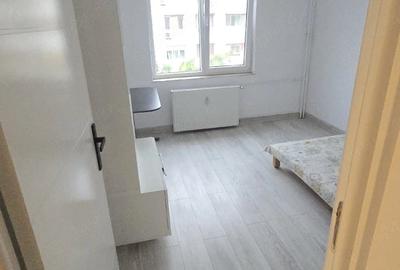 Apartament cu 3 camere decomandat în Titan